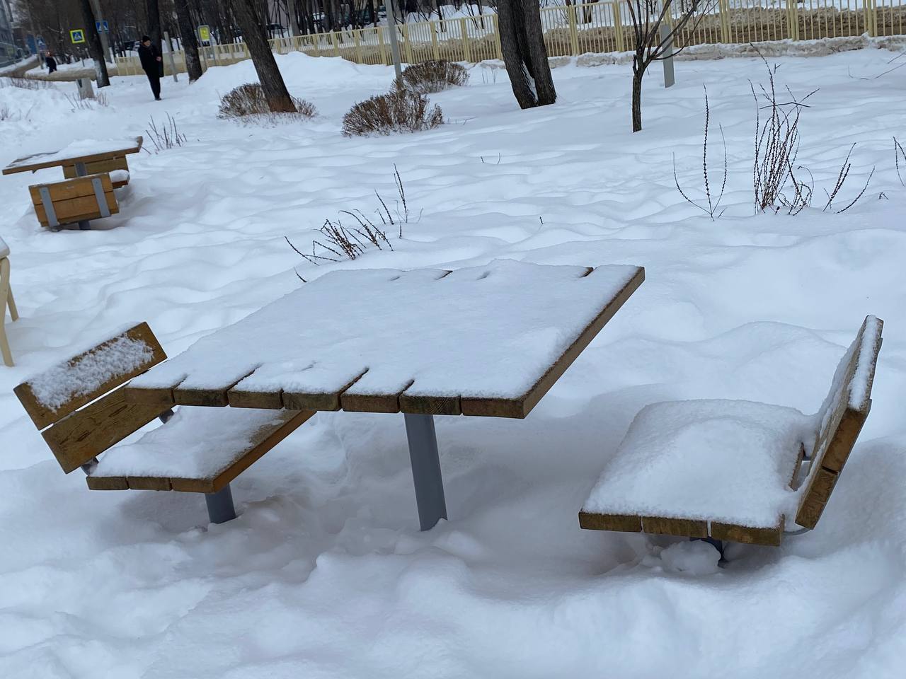 Снежный бульвар им. Серова. Несмотря на изобилие снега, люди потихоньку гуляют и даже катаются с горок Снежный бульвар им. Серова. Несмотря на изобилие снега, люди потихоньку гуляют и даже катаются с горок
