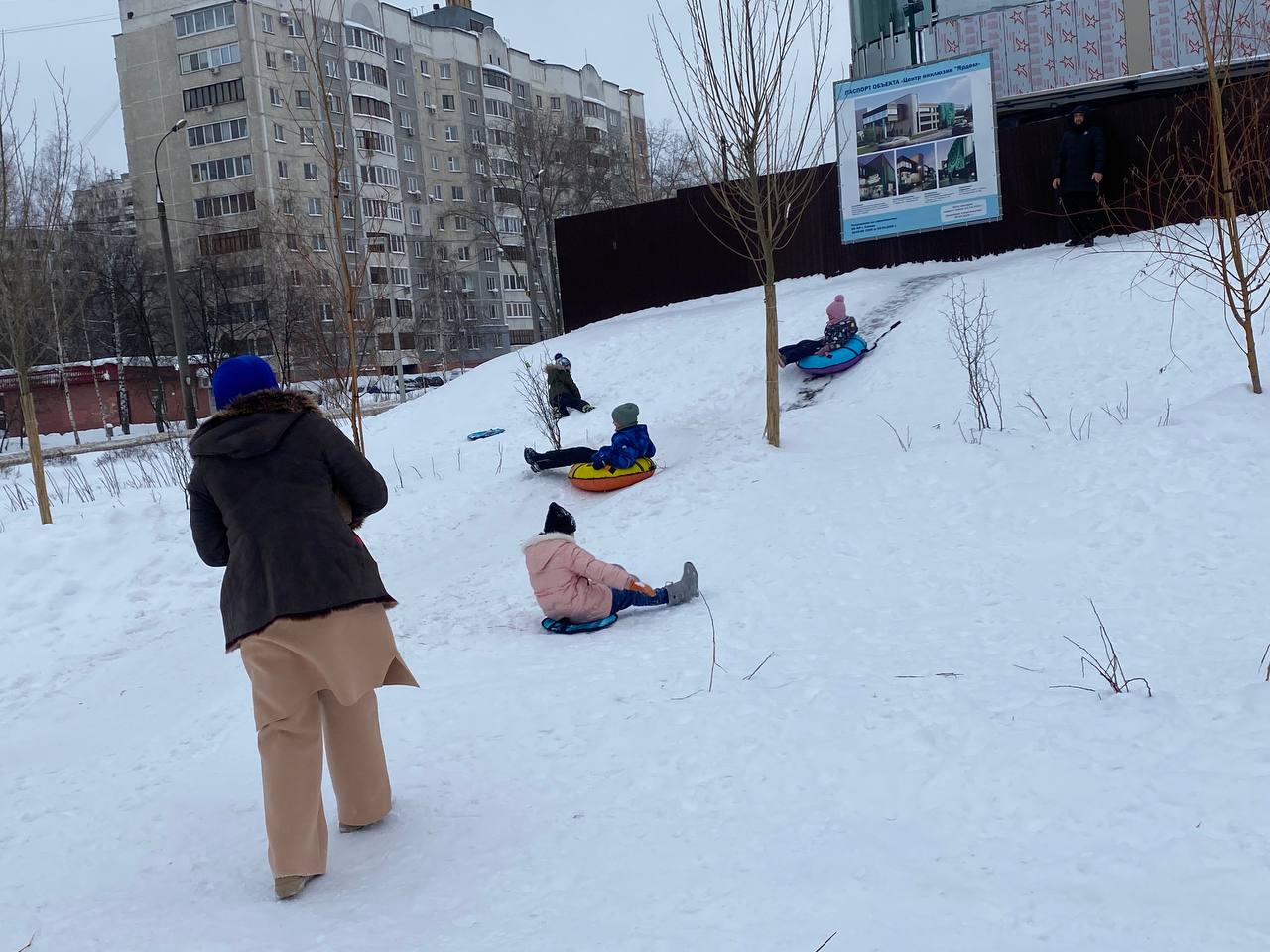 Снежный бульвар им. Серова. Несмотря на изобилие снега, люди потихоньку гуляют и даже катаются с горок Снежный бульвар им. Серова. Несмотря на изобилие снега, люди потихоньку гуляют и даже катаются с горок