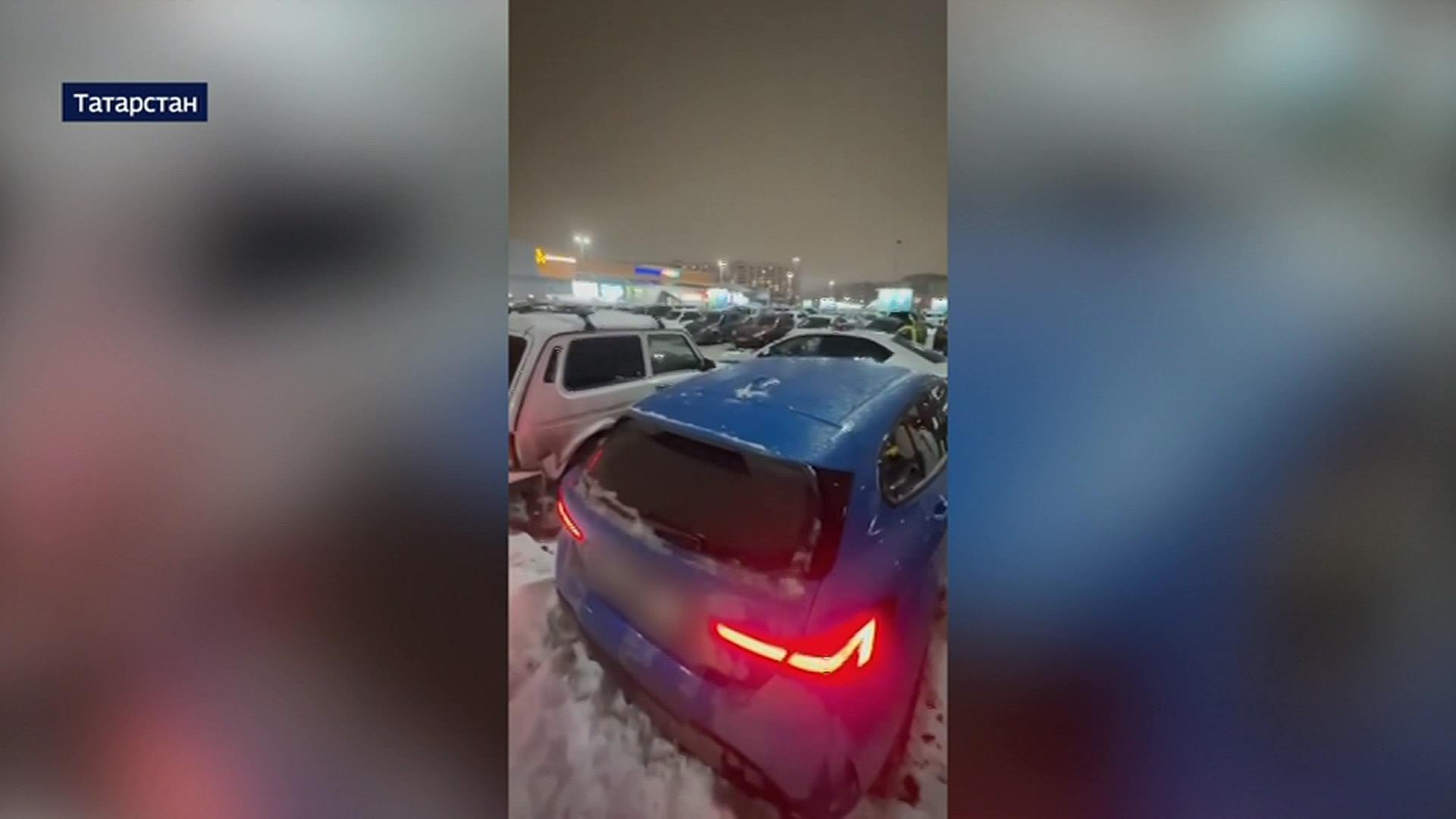 В Татарстане мать закрыла шестимесячного ребенка в машине на парковке у торгового центра и пошла по своим делам