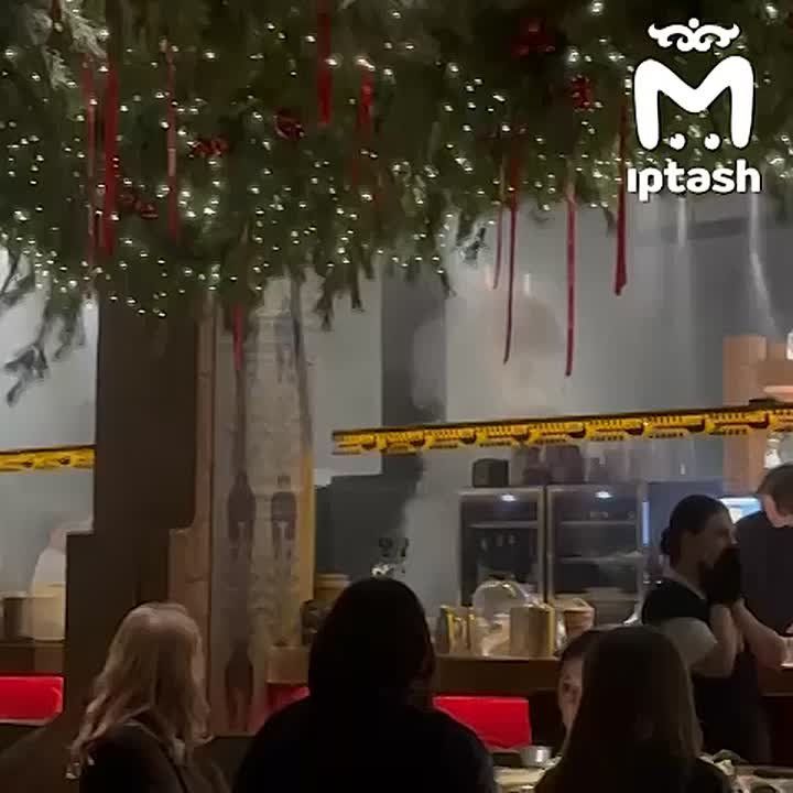 Пожар в "Горыныче".. Там полыхнула печка. Эвакуируют не только гостей ресторана, но и весь ТЦ "Арт-Центр"