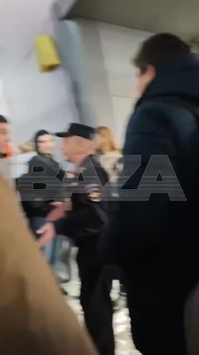 Из-за коллапса в Шереметьево пассажиров по нескольку часов держат в самолётах — трапов и автобусов не хватает