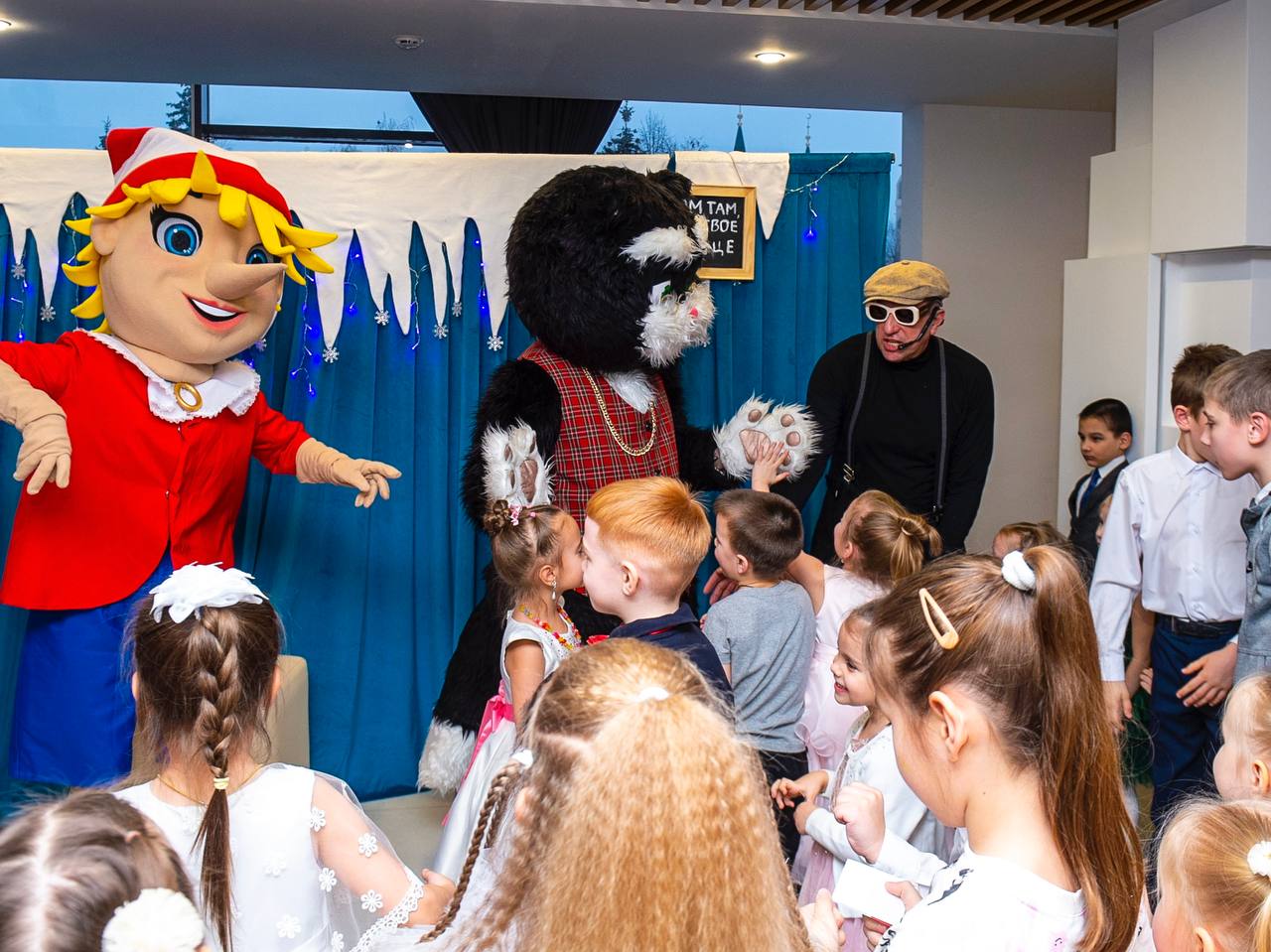 В Нижнекамском ТЮЗе состоялось праздничное рождественское мероприятие для 400 детей из воскресных школ Камских Полян, Большого Афанасово, Чистополя, Новошешминского района и др. В мероприятии приняли участие заместитель... В Нижнекамском ТЮЗе состоялось праздничное рождественское мероприятие для 400 детей из воскресных школ Камских Полян, Большого Афанасово, Чистополя, Новошешминского района и др. В мероприятии приняли участие заместитель...