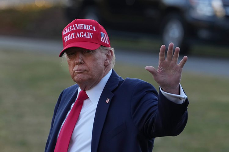 Дональд Трамп приказал военным разработать план вторжения в Гренландию, пишет Daily Mail