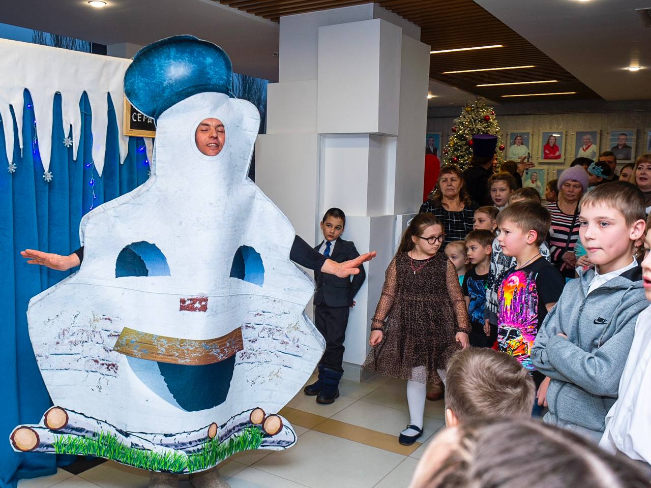 В Нижнекамском ТЮЗе состоялось праздничное рождественское мероприятие для 400 детей из воскресных школ Камских Полян, Большого Афанасово, Чистополя, Новошешминского района и др. В мероприятии приняли участие заместитель... В Нижнекамском ТЮЗе состоялось праздничное рождественское мероприятие для 400 детей из воскресных школ Камских Полян, Большого Афанасово, Чистополя, Новошешминского района и др. В мероприятии приняли участие заместитель...