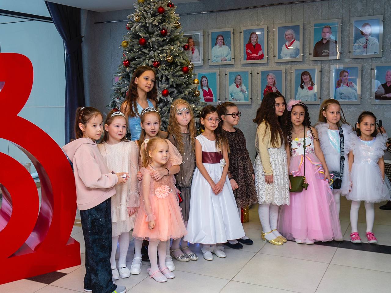 В Нижнекамском ТЮЗе состоялось праздничное рождественское мероприятие для 400 детей из воскресных школ Камских Полян, Большого Афанасово, Чистополя, Новошешминского района и др. В мероприятии приняли участие заместитель...