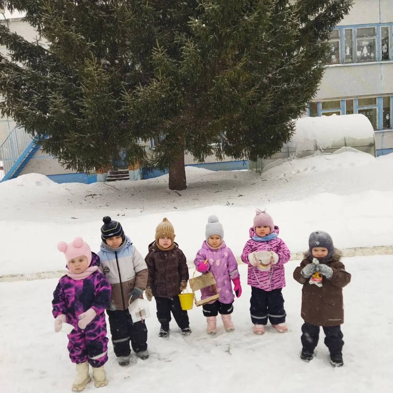 Зимняя забота о пернатых. Воспитанники детского сада №86 с заботой развесили на своих участках кормушки, наполнив их угощением для пернатых гостей Зимняя забота о пернатых. Воспитанники детского сада №86 с заботой развесили на своих участках кормушки, наполнив их угощением для пернатых гостей