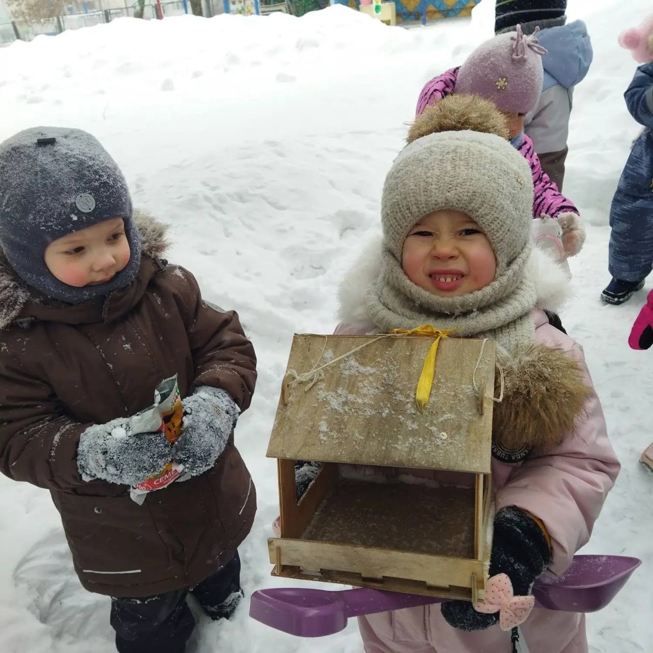 Зимняя забота о пернатых. Воспитанники детского сада №86 с заботой развесили на своих участках кормушки, наполнив их угощением для пернатых гостей Зимняя забота о пернатых. Воспитанники детского сада №86 с заботой развесили на своих участках кормушки, наполнив их угощением для пернатых гостей