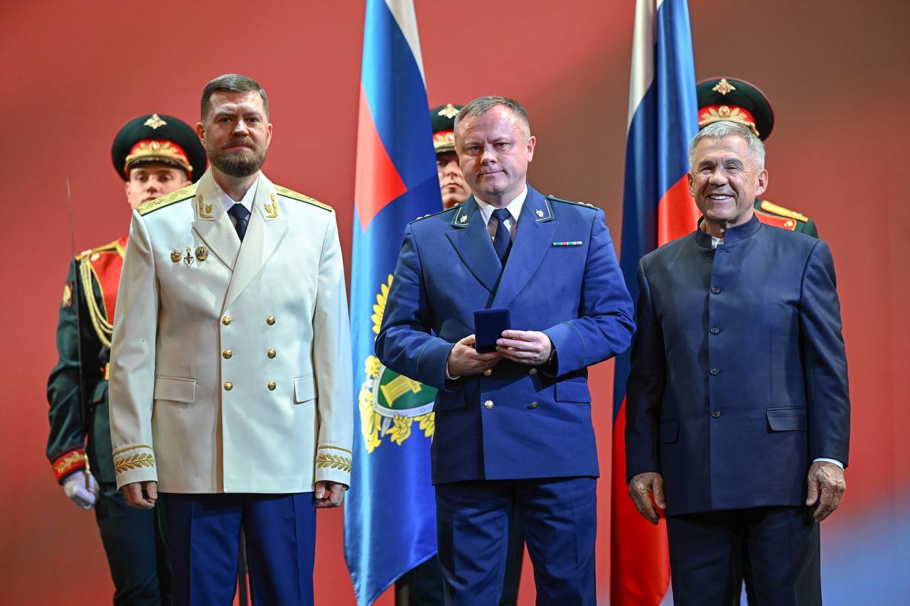 Рустам Минниханов принял участие в торжественной церемонии, приуроченной ко Дню работника прокуратуры Рустам Минниханов принял участие в торжественной церемонии, приуроченной ко Дню работника прокуратуры