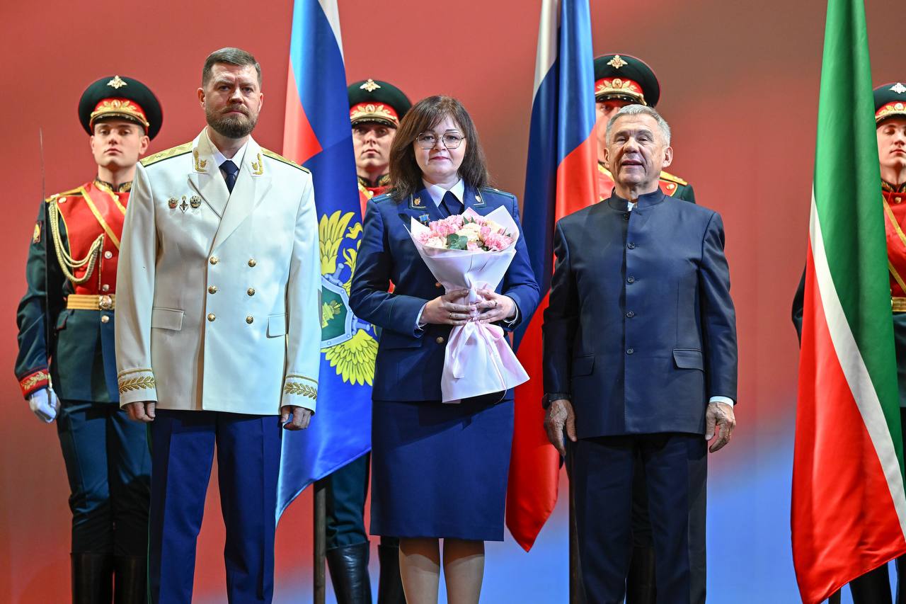 Рустам Минниханов принял участие в торжественной церемонии, приуроченной ко Дню работника прокуратуры Рустам Минниханов принял участие в торжественной церемонии, приуроченной ко Дню работника прокуратуры