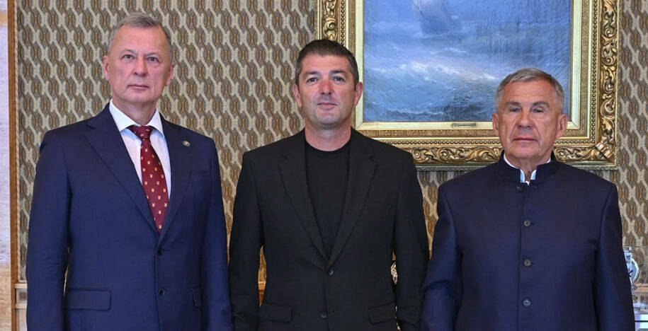 Раис Татарстана Рустам Минниханов встретился с испанским специалистом Франком Артигой, который накануне был назначен на пост главного тренера казанского футбольного клуба «Рубин»
