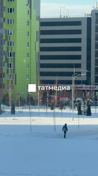 Подписчики сообщают, что к дому на улице Рауиса Гареева в Казани приехали пожарные