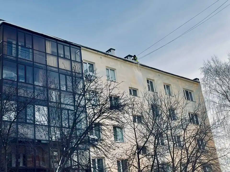 Как уберечься от схода снега с крыш и падения сосулек? Как уберечься от схода снега с крыш и падения сосулек?