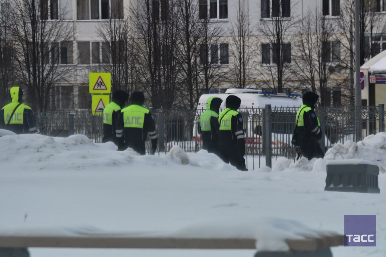 Обстановка у лицея в Нижнекамске, где подросток напал на уборщицу Обстановка у лицея в Нижнекамске, где подросток напал на уборщицу