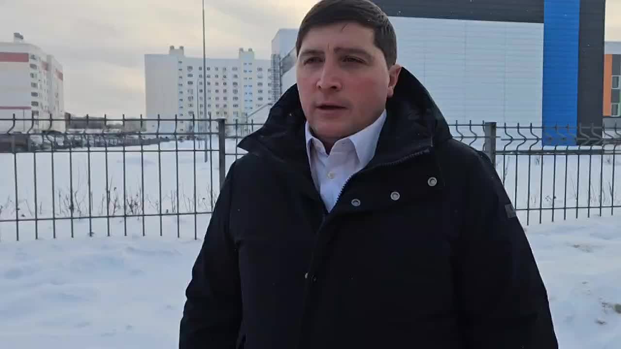 Мэр Нижнекамска уточнил:. «Ученик седьмого класса напал с ножом и травмировал руку уборщице. Её жизни ничего не угрожает, оказывается вся необходимая помощь»