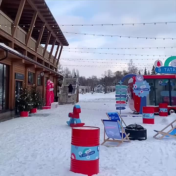 А что там в парке такое яркое?