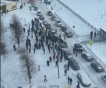 В Нижнекамске подросток с ножом напал на женщину-охранника в лицее, пишет 112