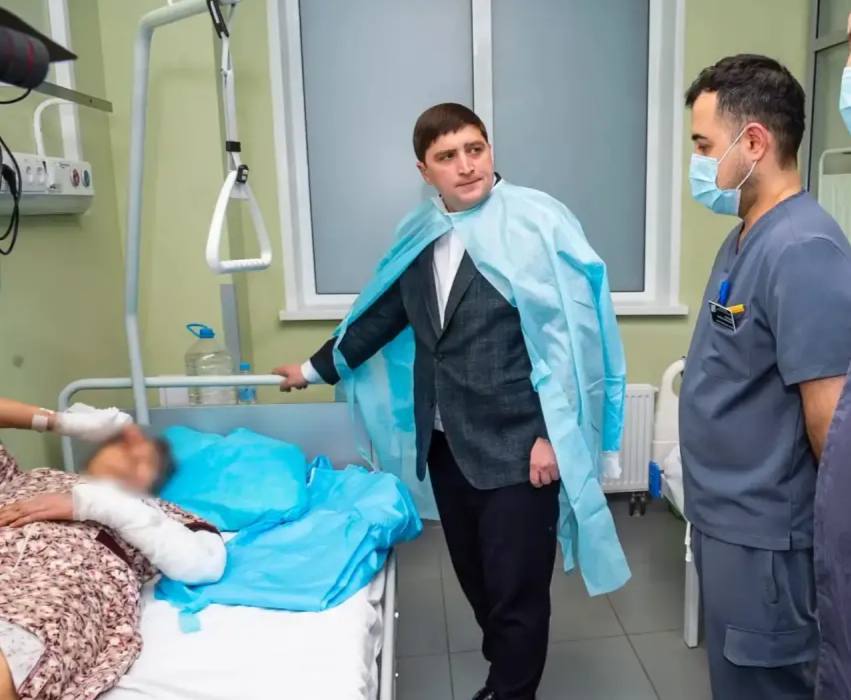 Навестил в больнице Алсу Шайхулловну, технического сотрудника лицея №37