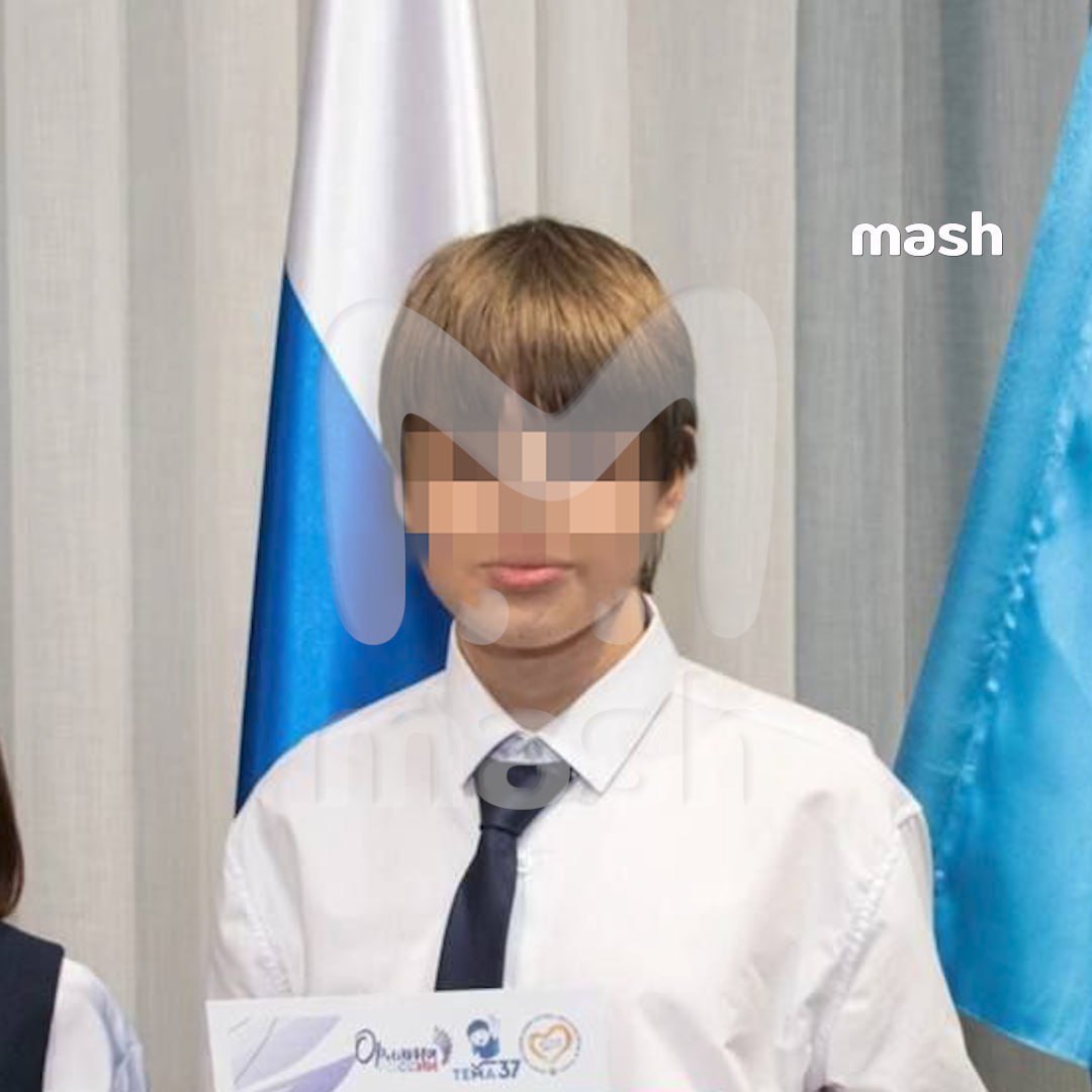 Перед тем как напасть на школу в Нижнекамске подросток сделал несколько фотографий в маске и с ножом и скинул их в чат одноклассников Перед тем как напасть на школу в Нижнекамске подросток сделал несколько фотографий в маске и с ножом и скинул их в чат одноклассников