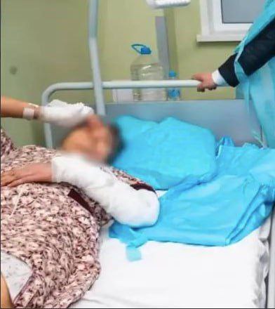 Уборщица, которую подросток ранил ножом в 37 лицее, все ещё в больнице