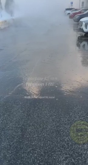 Улица в пару, дорога в воде: что происходит у метро «Суконная Слобода»?