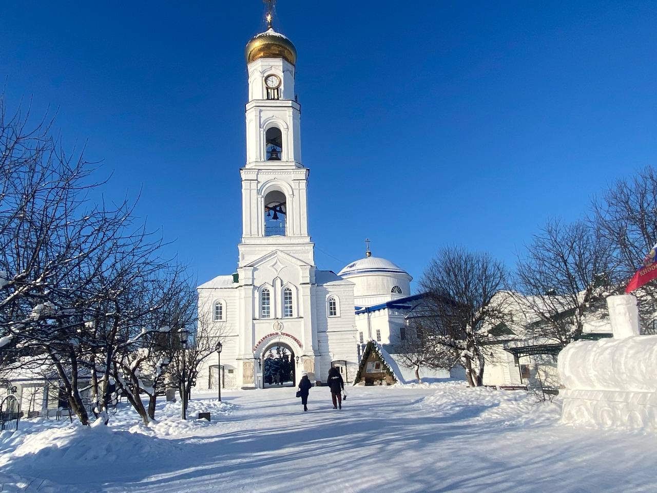 В сегодняшний морозный день в Раифском монастыре немало людей В сегодняшний морозный день в Раифском монастыре немало людей