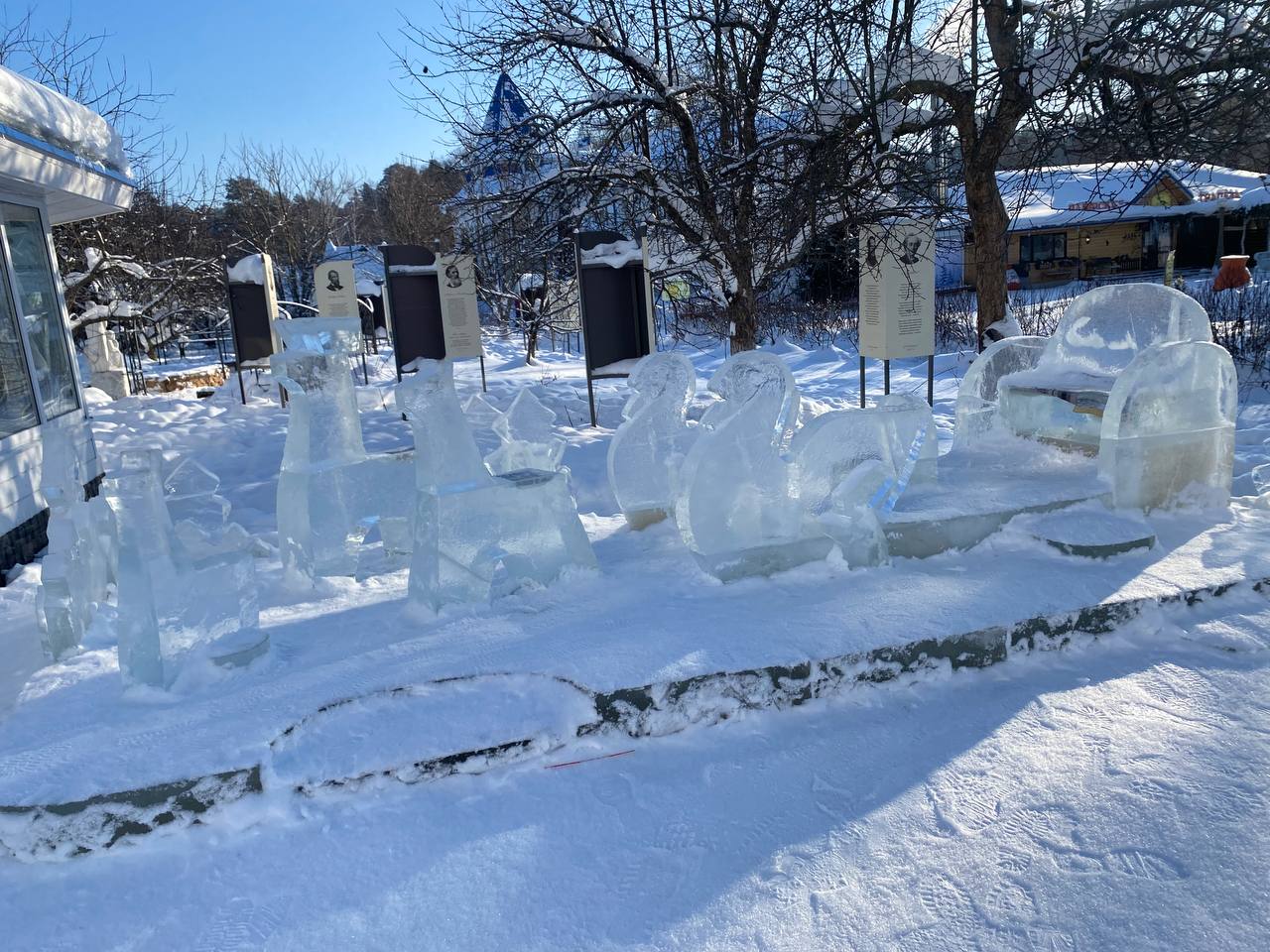 В сегодняшний морозный день в Раифском монастыре немало людей В сегодняшний морозный день в Раифском монастыре немало людей