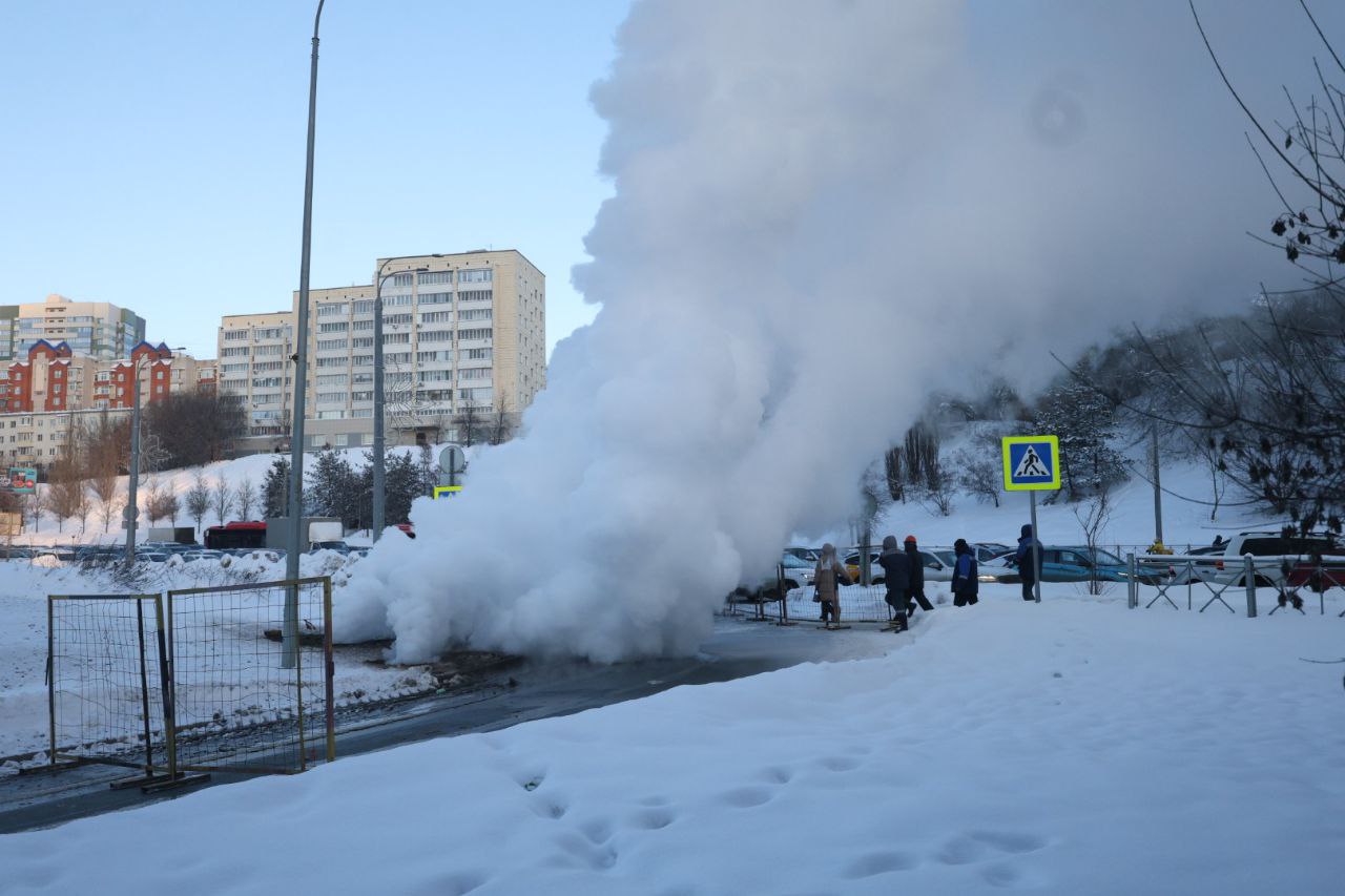 Столб пара на Суконной слободе в Казани образовался из-за лопнувшей от мороза тепловой трубы с ТЭЦ-1 Столб пара на Суконной слободе в Казани образовался из-за лопнувшей от мороза тепловой трубы с ТЭЦ-1