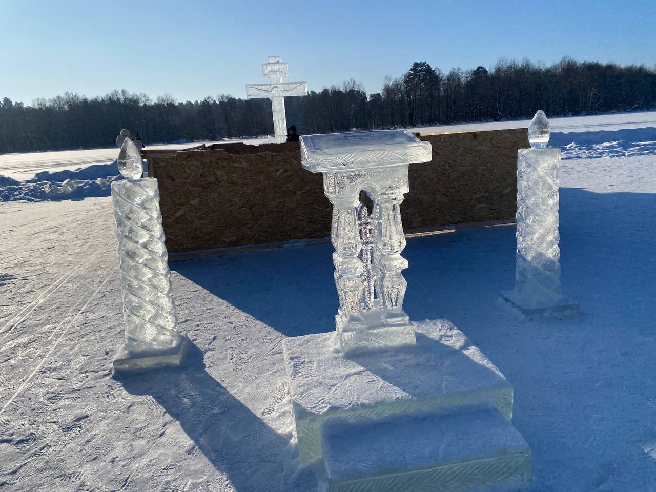 В сегодняшний морозный день в Раифском монастыре немало людей В сегодняшний морозный день в Раифском монастыре немало людей