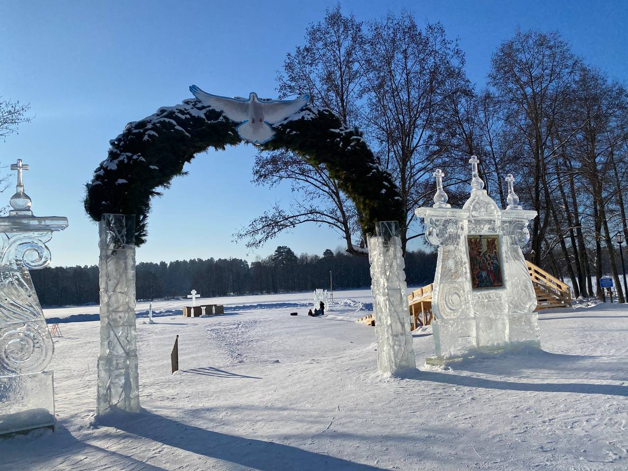 В сегодняшний морозный день в Раифском монастыре немало людей В сегодняшний морозный день в Раифском монастыре немало людей