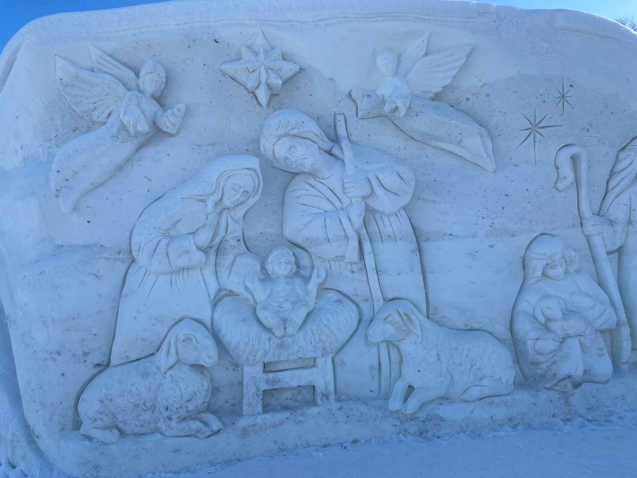 В сегодняшний морозный день в Раифском монастыре немало людей В сегодняшний морозный день в Раифском монастыре немало людей