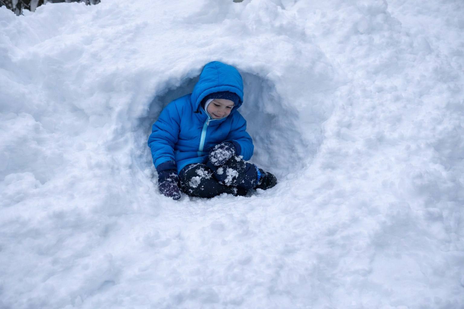 Тоннель в сугробе обернулся трагедией: погибла 10-летняя девочка