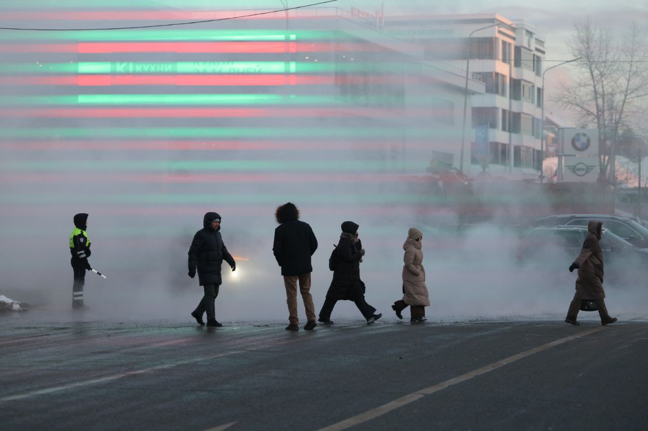 Столб пара на Суконной слободе в Казани образовался из-за лопнувшей от мороза тепловой трубы с ТЭЦ-1 Столб пара на Суконной слободе в Казани образовался из-за лопнувшей от мороза тепловой трубы с ТЭЦ-1