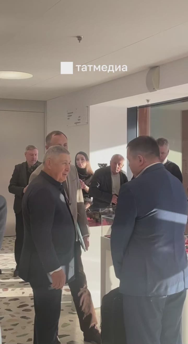 Рифкат Минниханов ознакомился с экспонатами разных эпох, найденными в Татарстане