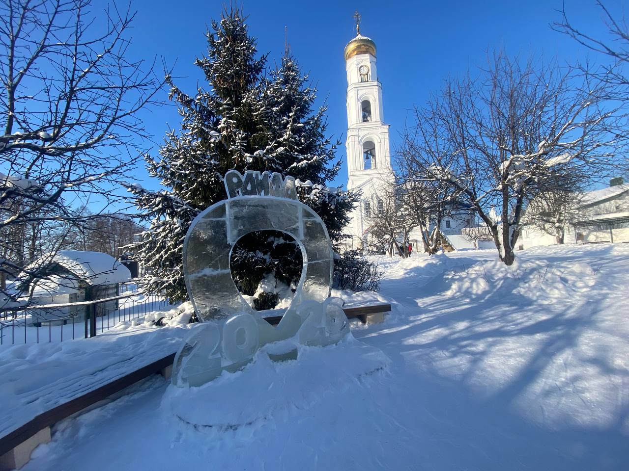 В сегодняшний морозный день в Раифском монастыре немало людей В сегодняшний морозный день в Раифском монастыре немало людей