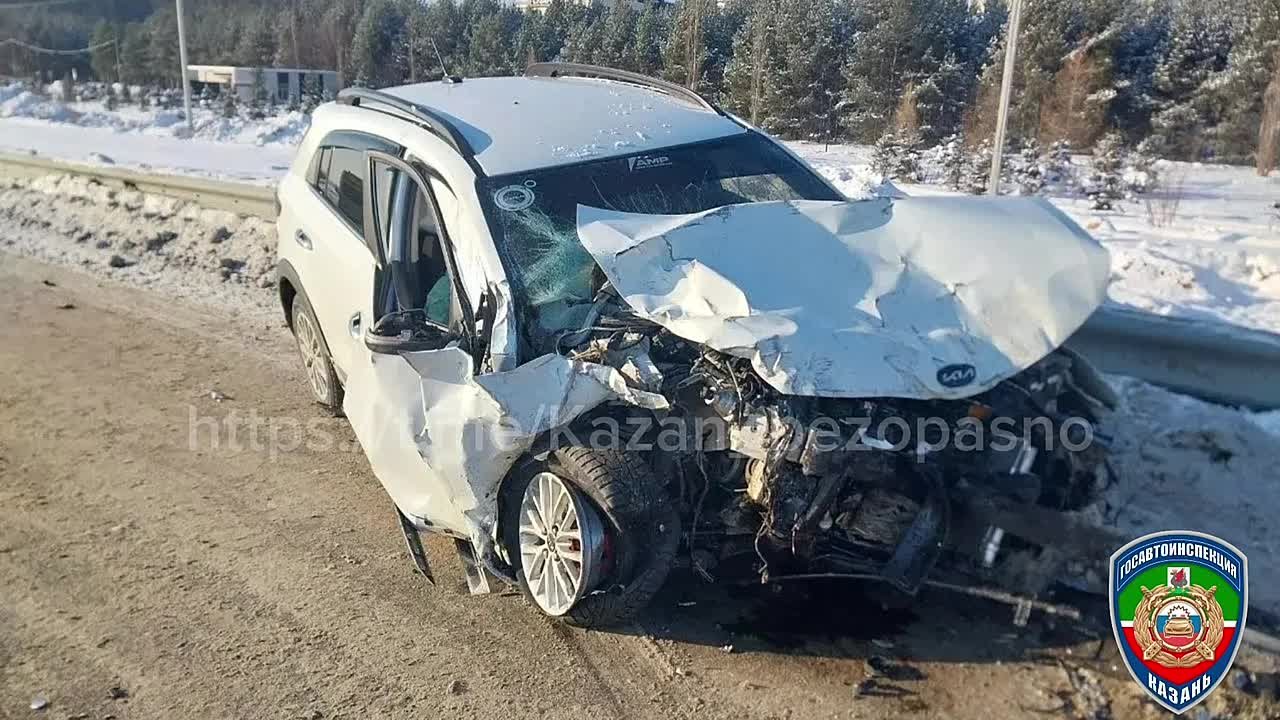 Два человека пострадали в лобовом столкновении иномарок под Казанью