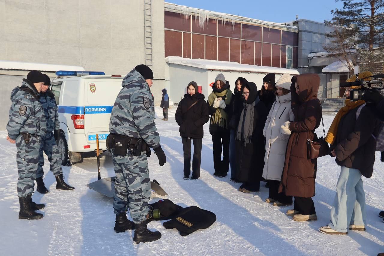 В юбилейный год Управления студенты КФУ изучили историю и возможности службы в полиции В юбилейный год Управления студенты КФУ изучили историю и возможности службы в полиции
