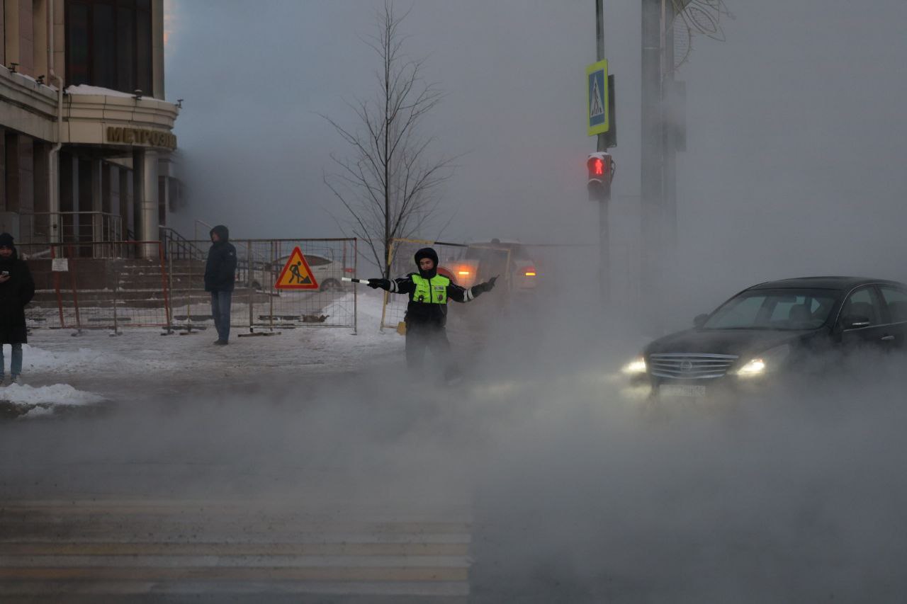 Столб пара на Суконной слободе в Казани образовался из-за лопнувшей от мороза тепловой трубы с ТЭЦ-1 Столб пара на Суконной слободе в Казани образовался из-за лопнувшей от мороза тепловой трубы с ТЭЦ-1