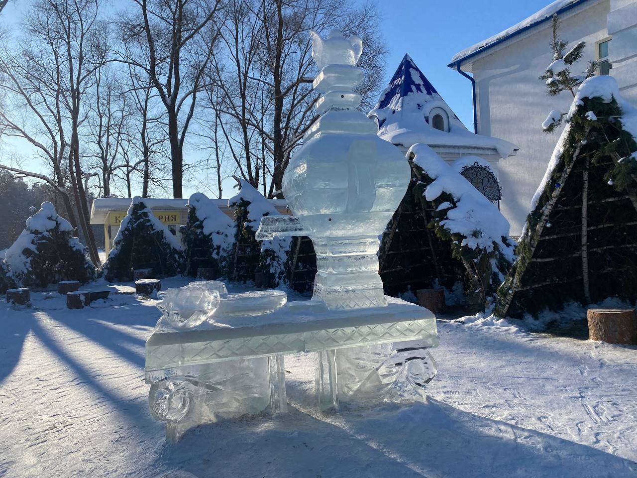 В сегодняшний морозный день в Раифском монастыре немало людей В сегодняшний морозный день в Раифском монастыре немало людей