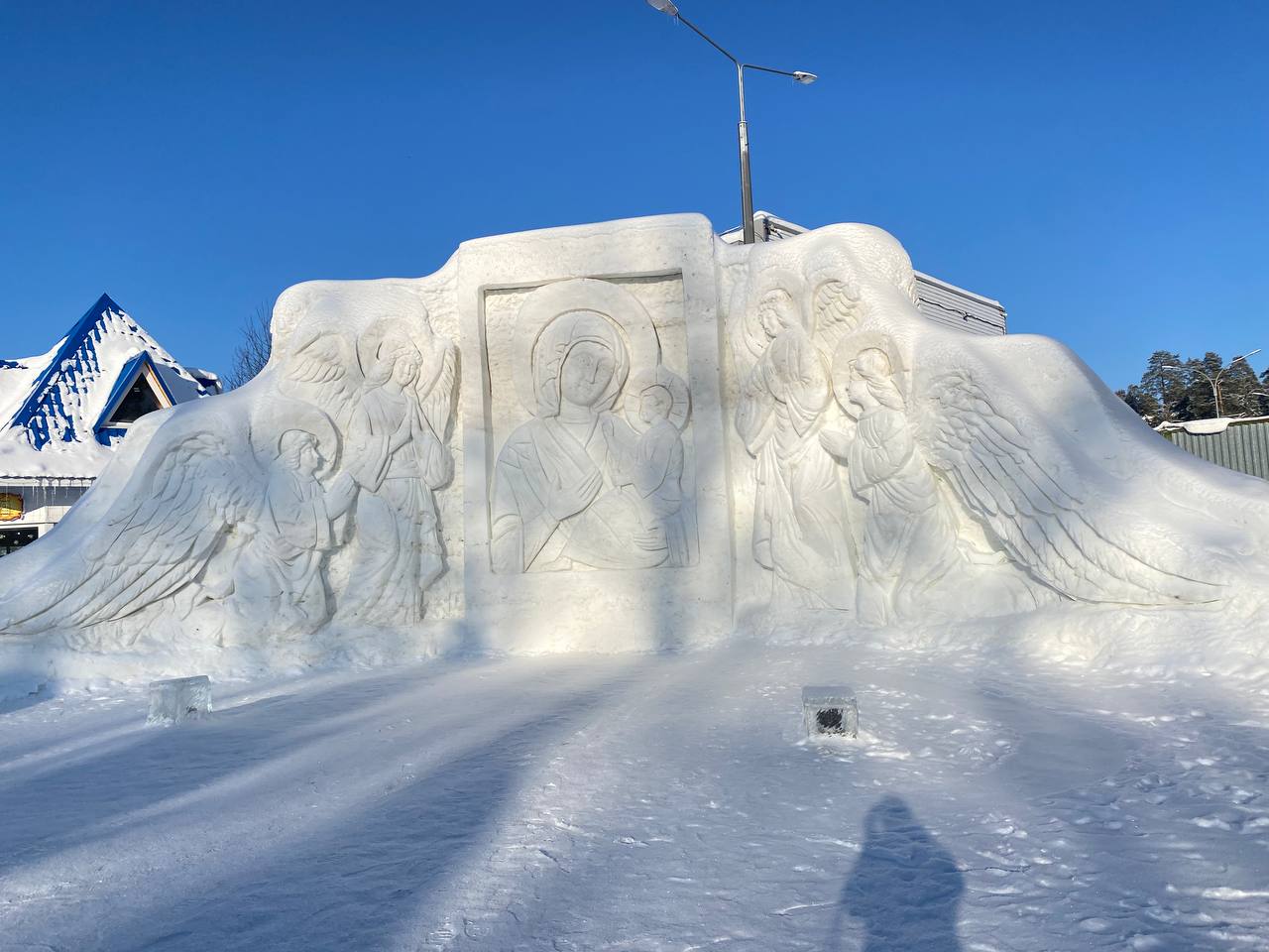 В сегодняшний морозный день в Раифском монастыре немало людей В сегодняшний морозный день в Раифском монастыре немало людей