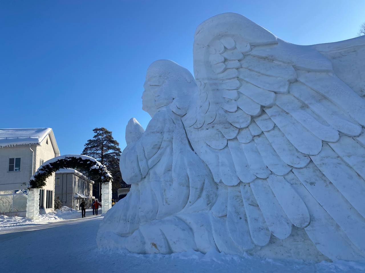 В сегодняшний морозный день в Раифском монастыре немало людей В сегодняшний морозный день в Раифском монастыре немало людей