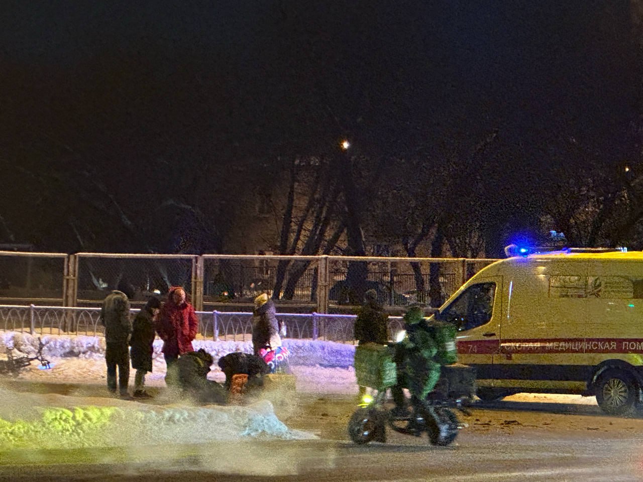 В Казани скончался курьер, которого вечером сбила иномарка в Авиастроительном районе В Казани скончался курьер, которого вечером сбила иномарка в Авиастроительном районе