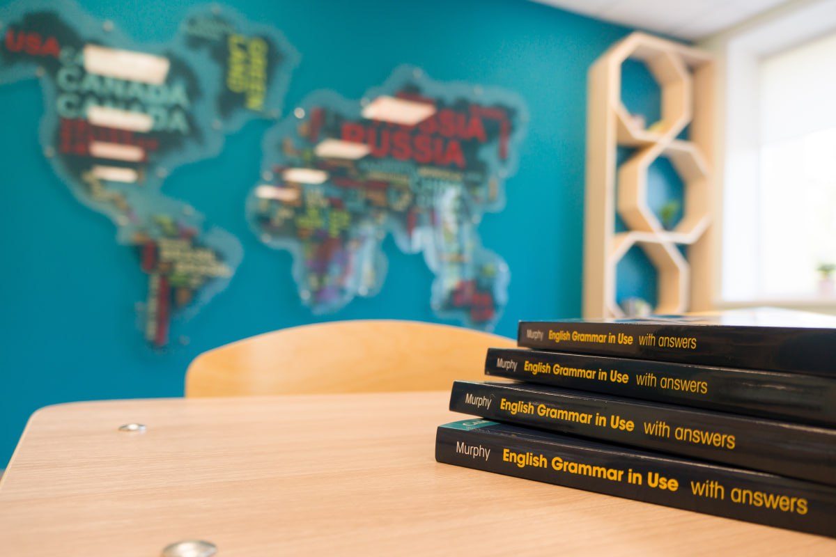 В минпросвещения объяснили сокращение числа уроков иностранного языка в школах: это не отказ от языков, а попытка разгрузить школьников и сместить акценты в сторону технических дисциплин