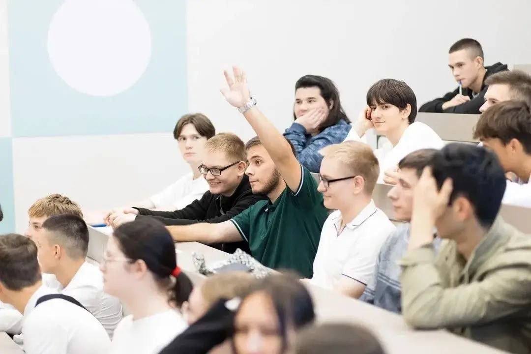 Дорогие студенты, от всей души поздравляю вас с Днём российского студенчества!