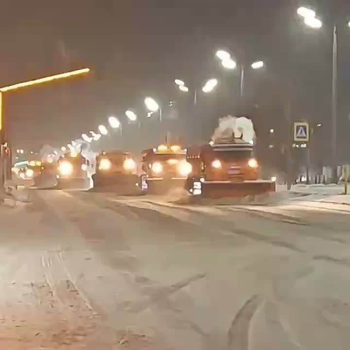 Спишь?. А вот дорожные службы работают