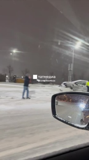 В Казани произошло серьезное ДТП, один из автомобилей вылетел на отбойник