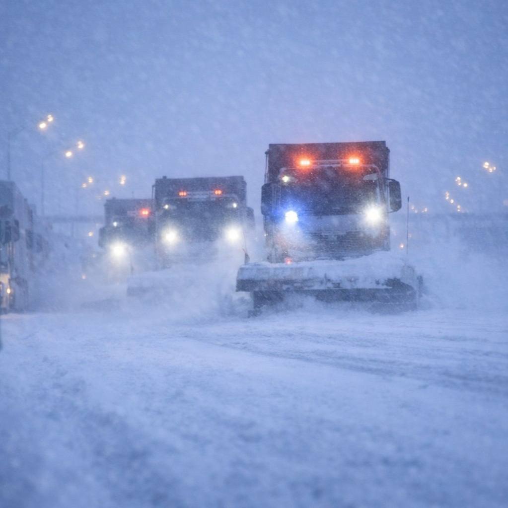 Фуры в кюветах, видимость — ноль