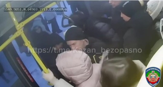 Из движущегося автобуса в Казани на дорогу выпали два пассажира