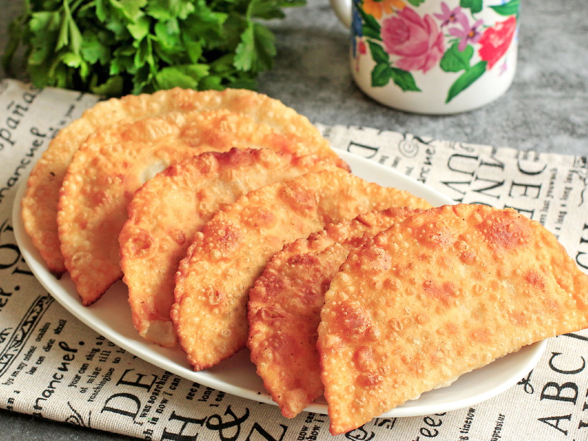 Тонкие и сочные чебуреки: идеальный рецепт для гурманов