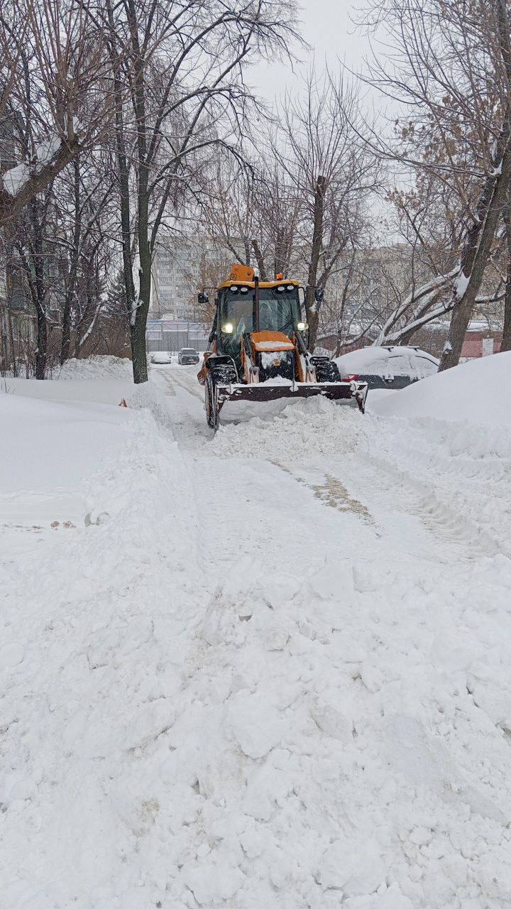 Заглянем и во дворы. Уборка снега идет не только на дорогах и тротуарах, но и на придомовых территориях по всему городу Заглянем и во дворы. Уборка снега идет не только на дорогах и тротуарах, но и на придомовых территориях по всему городу