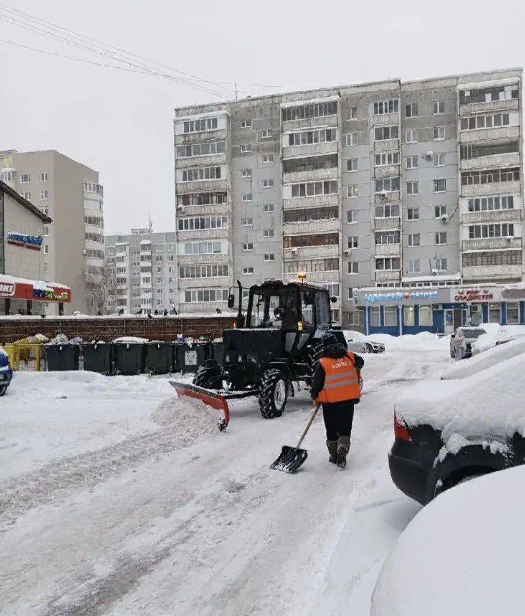 Заглянем и во дворы. Уборка снега идет не только на дорогах и тротуарах, но и на придомовых территориях по всему городу Заглянем и во дворы. Уборка снега идет не только на дорогах и тротуарах, но и на придомовых территориях по всему городу